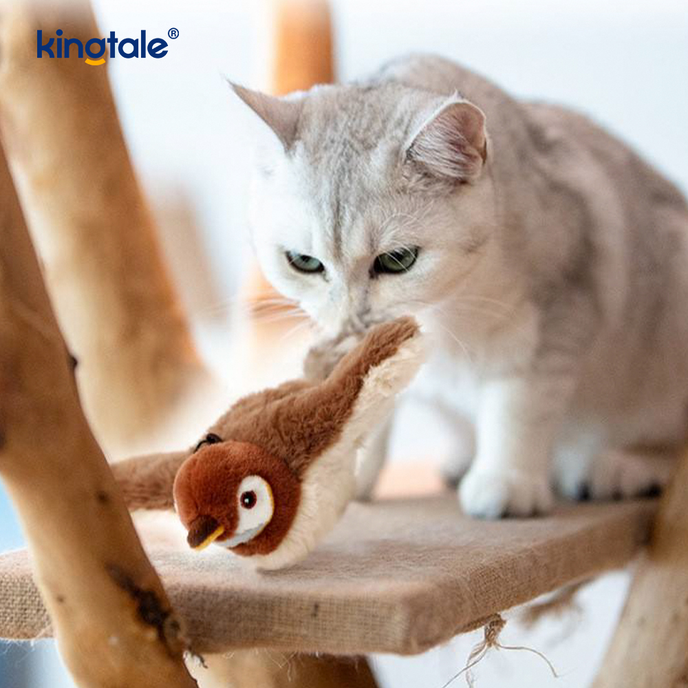 Bréagán Cat In-athluchtaithe Plush, Éan Réalaíoch/Leictreach a Dhéanann Fuaimeanna Nuair a Phataítear é