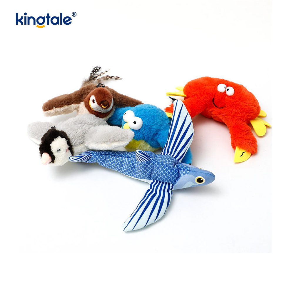 Bréagán Cat In-athluchtaithe Plush, Éan Réalaíoch/Leictreach a Dhéanann Fuaimeanna Nuair a Phataítear é
